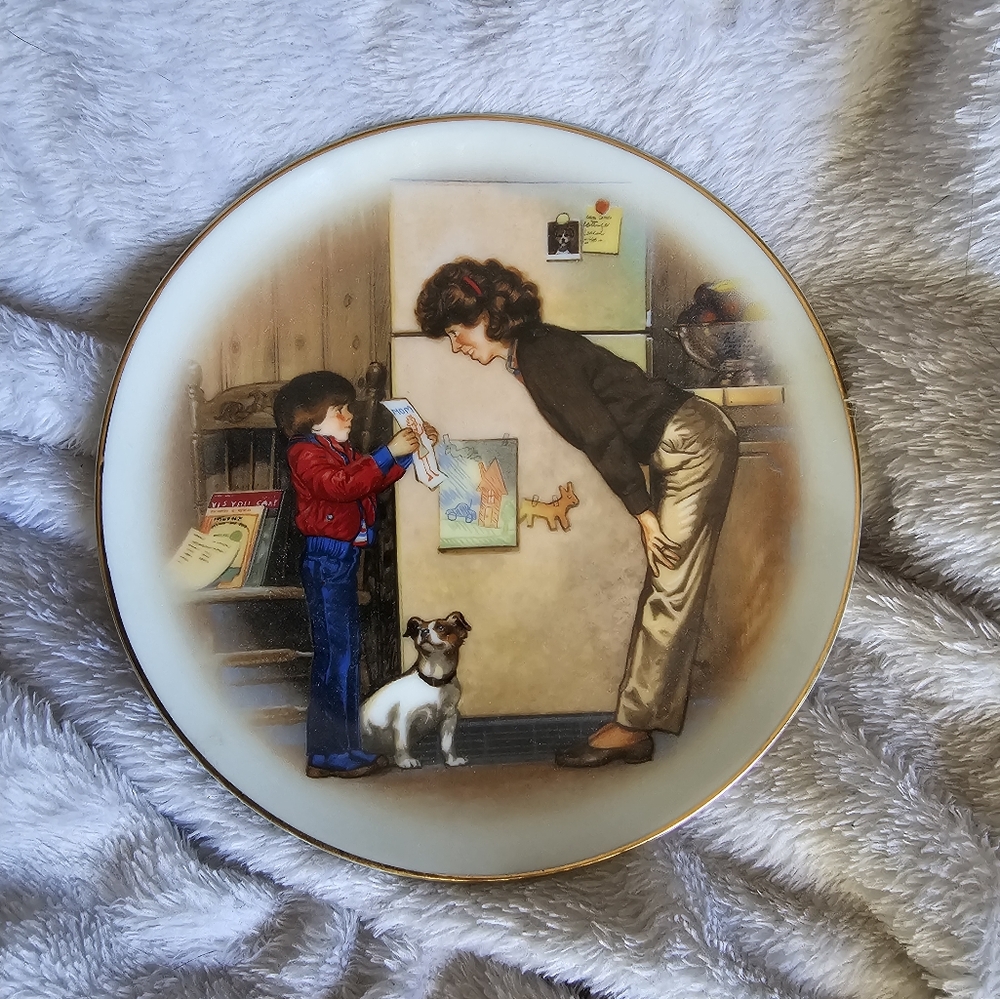 AVON COLLECTORS PLATE, CREATION OF LOVE 1985, SPECIAL MEMORIES by TOM NEWSOM